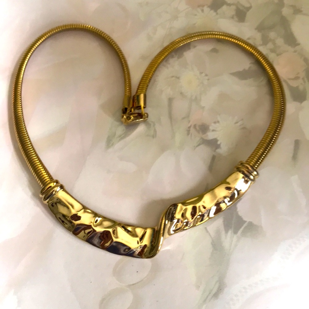 Beautiful Goldtone Metal Shiny Broad V Pendant Omega Vintage Necklace. Good Cond